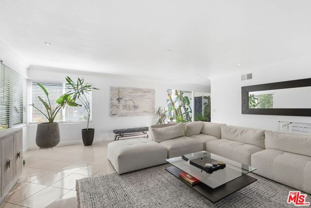 18202 Lake Encino Drive, Encino, CA 91316