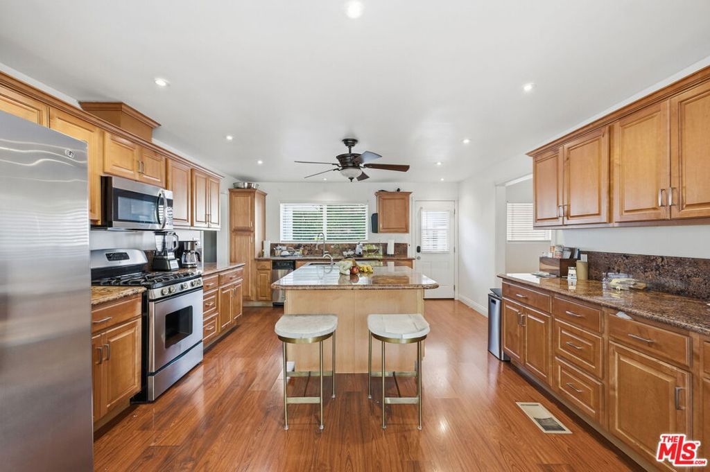 Image 10 of property listing at 18202 Lake Encino Drive, Encino, CA 91316