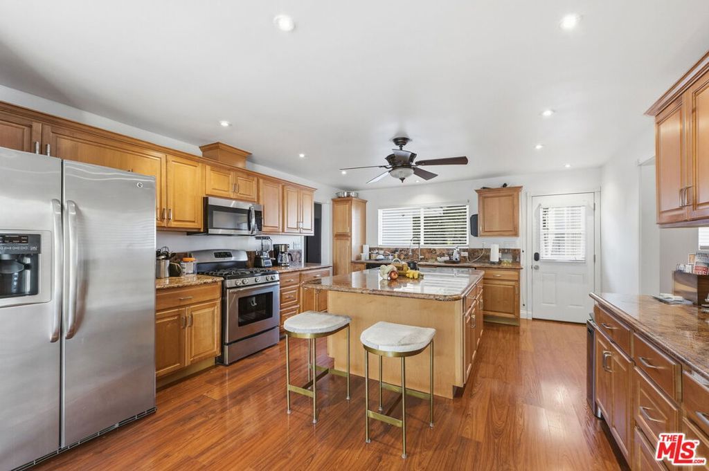 Image 11 of property listing at 18202 Lake Encino Drive, Encino, CA 91316