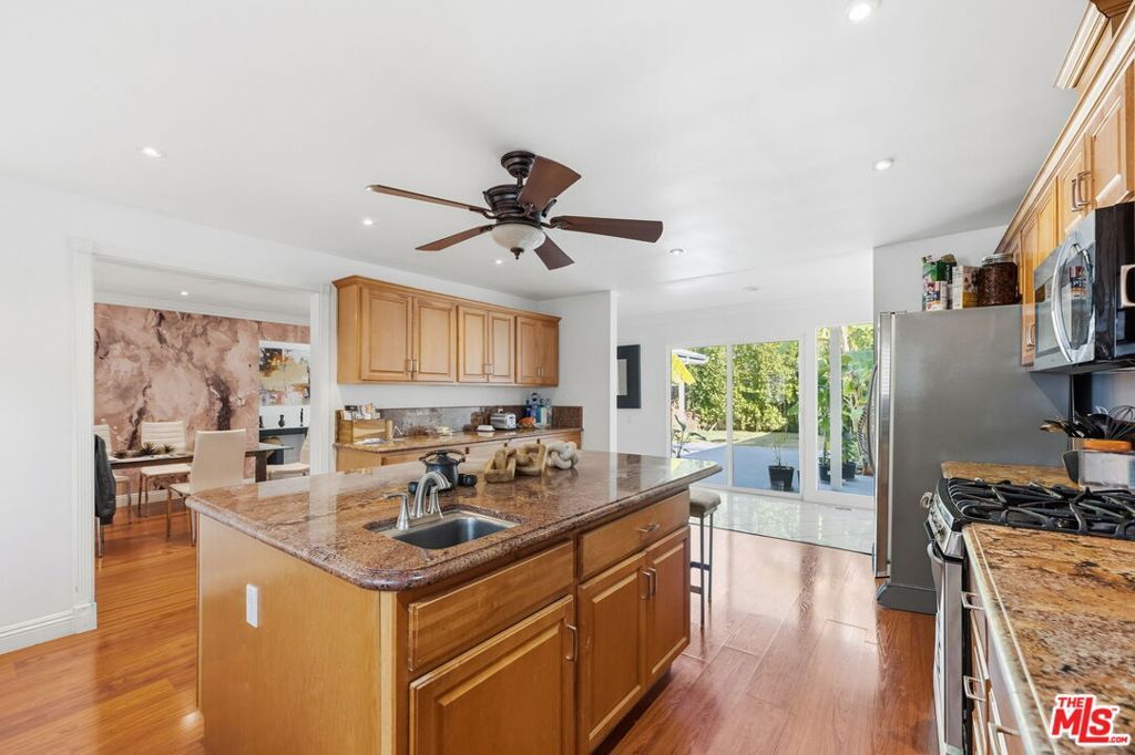 Image 12 of property listing at 18202 Lake Encino Drive, Encino, CA 91316