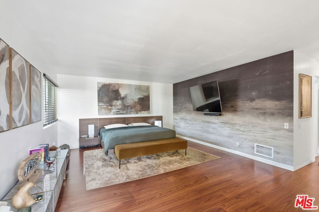 Image 13 of property listing at 18202 Lake Encino Drive, Encino, CA 91316