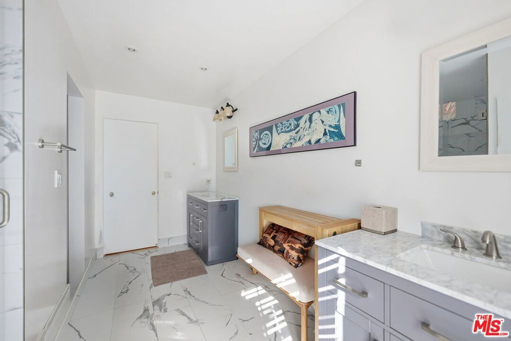 Image 14 of property listing at 18202 Lake Encino Drive, Encino, CA 91316