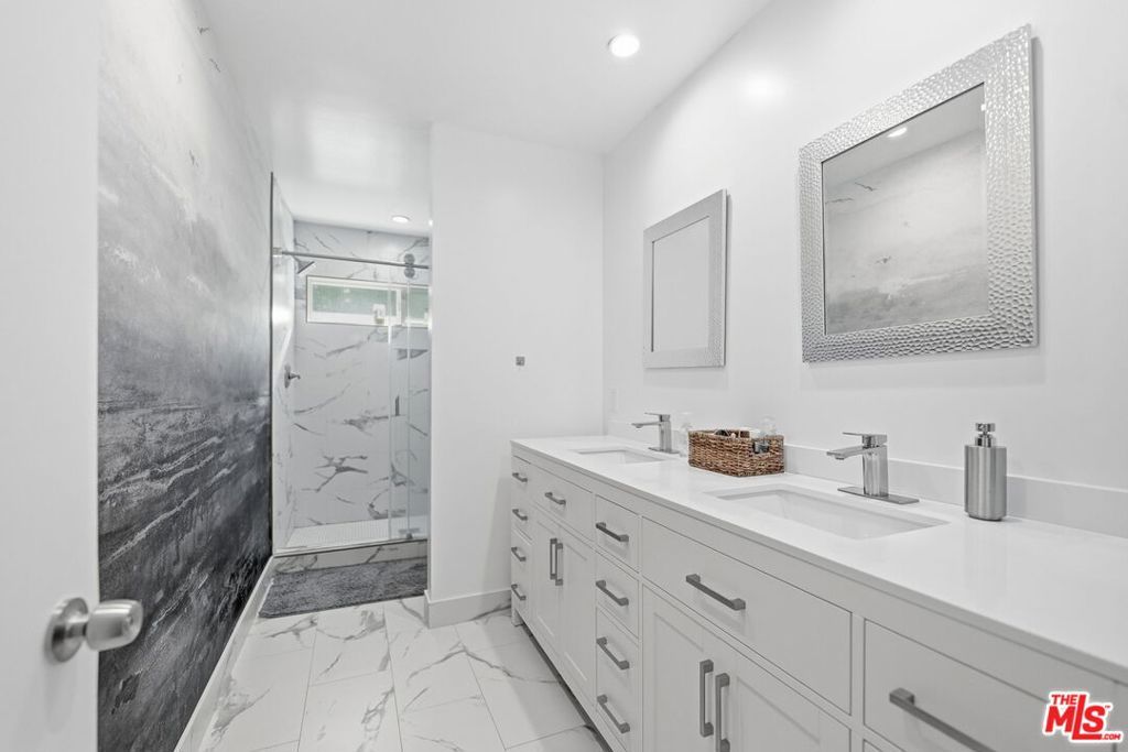 Image 16 of property listing at 18202 Lake Encino Drive, Encino, CA 91316