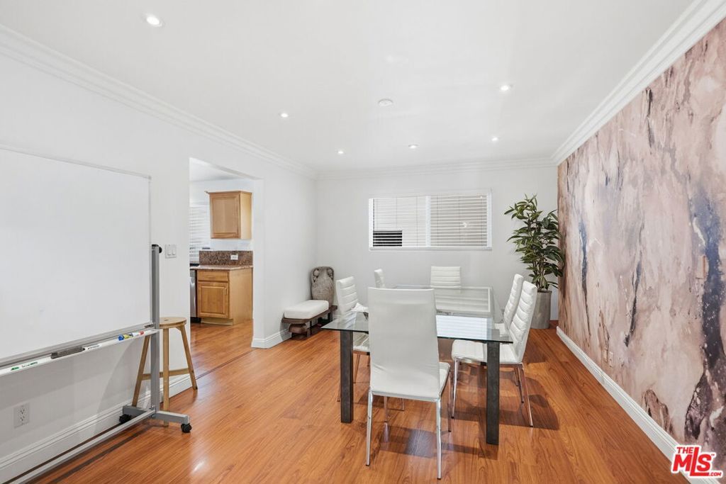 Image 17 of property listing at 18202 Lake Encino Drive, Encino, CA 91316