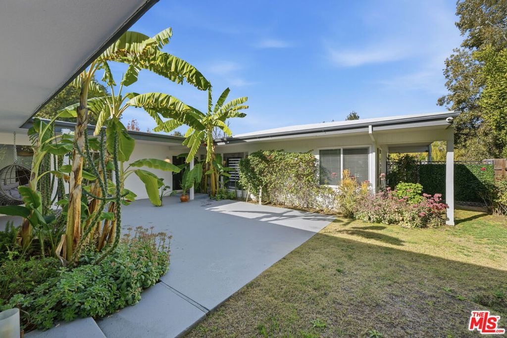 Image 5 of property listing at 18202 Lake Encino Drive, Encino, CA 91316