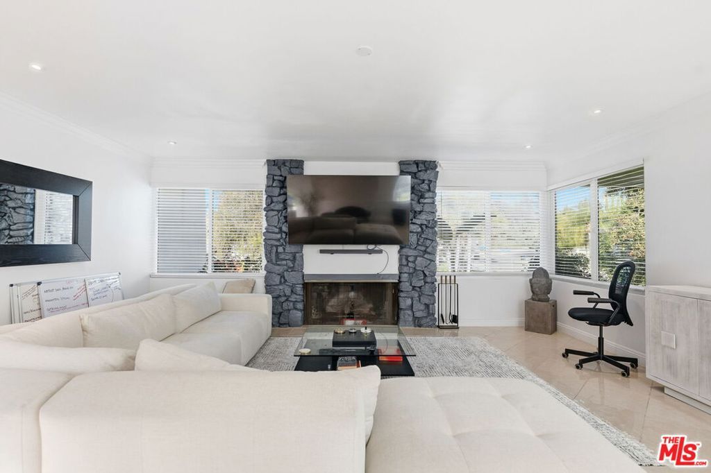 Image 8 of property listing at 18202 Lake Encino Drive, Encino, CA 91316