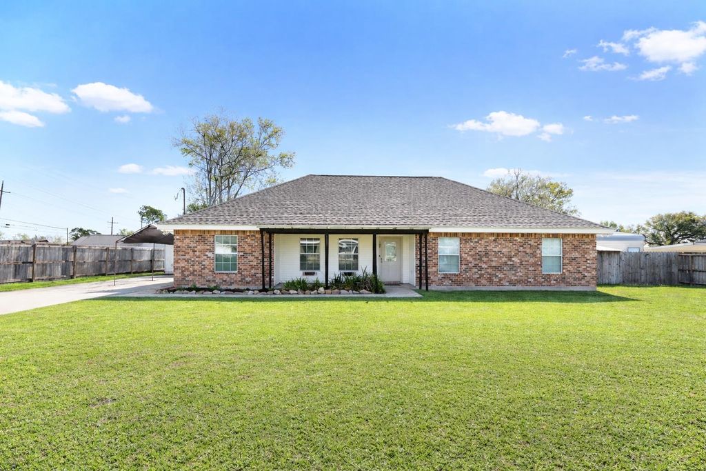 105 Bayou Vista Drive, Thibodaux, LA 70301