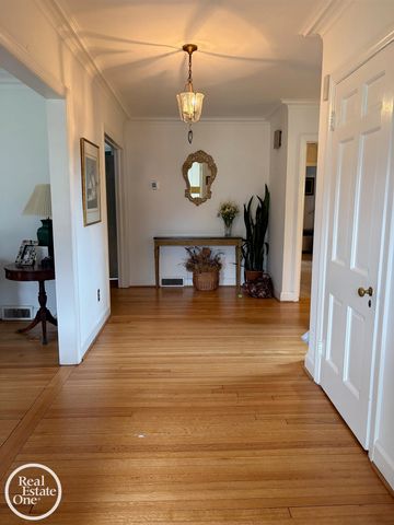 1150 Buckingham Drive, Grosse Pointe, MI 48230