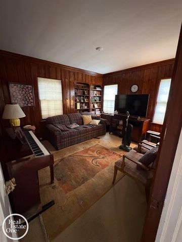 1150 Buckingham Drive, Grosse Pointe, MI 48230