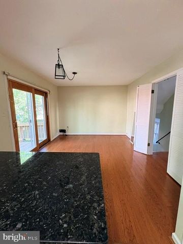 10252 FRIENDSHIP CT, Fairfax, VA 22032
