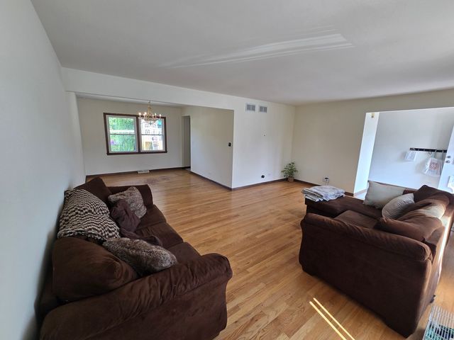 7014 Wilcox Avenue, Darien, IL 60561