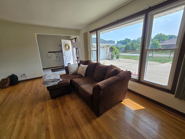 7014 Wilcox Avenue, Darien, IL 60561