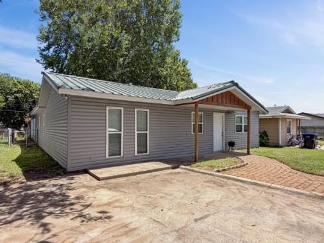 305 N 6th Street, Noble, OK 73068