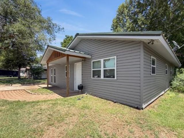 305 N 6th Street, Noble, OK 73068