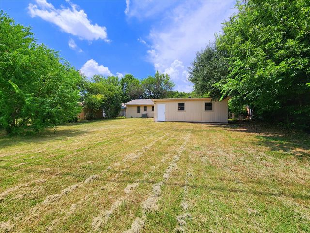 2633 Crestbrook Lane, Grand Prairie, TX 75052