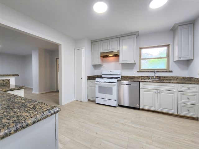 2633 Crestbrook Lane, Grand Prairie, TX 75052