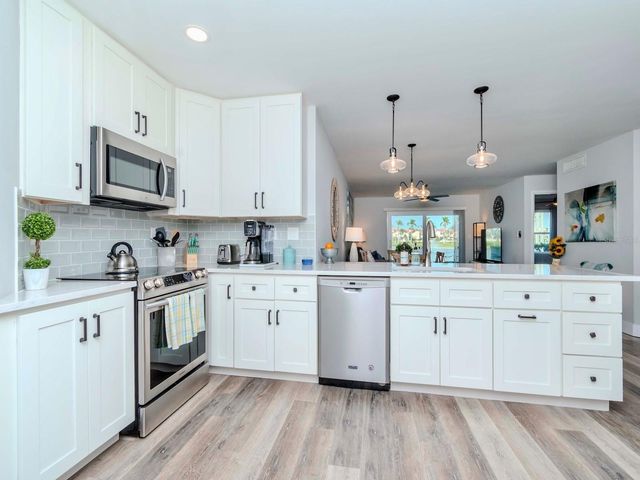 6100 BAHIA DEL MAR CIRCLE 102, St Petersburg, FL 33715