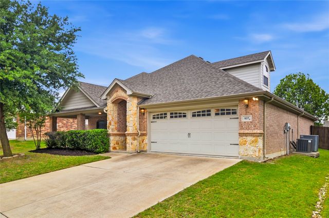 937 Yucca Court, Burleson, TX 76028