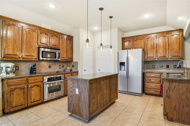 937 Yucca Court, Burleson, TX 76028