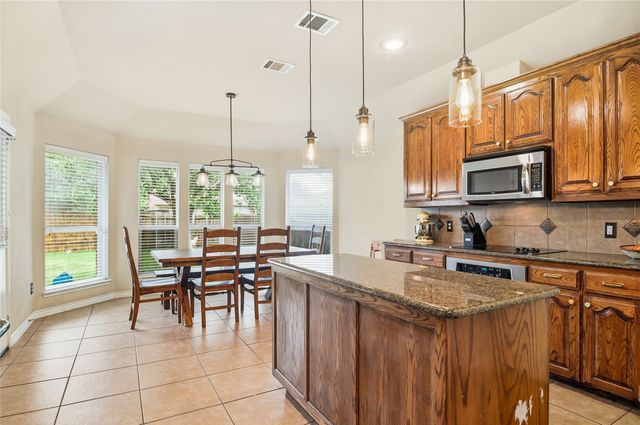 937 Yucca Court, Burleson, TX 76028