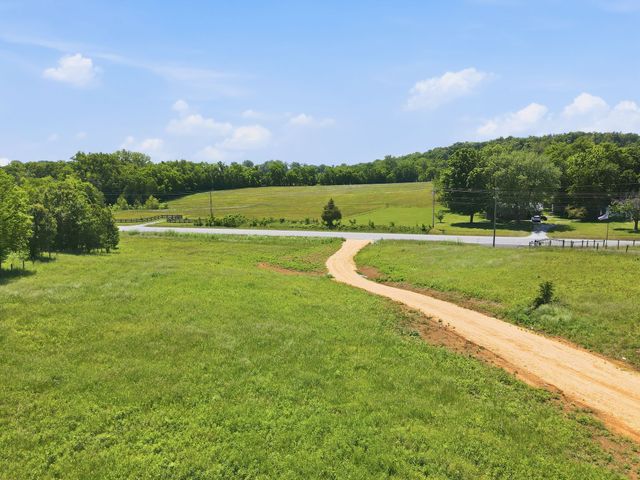 2600 Williamsport Pike, Columbia, TN 38401