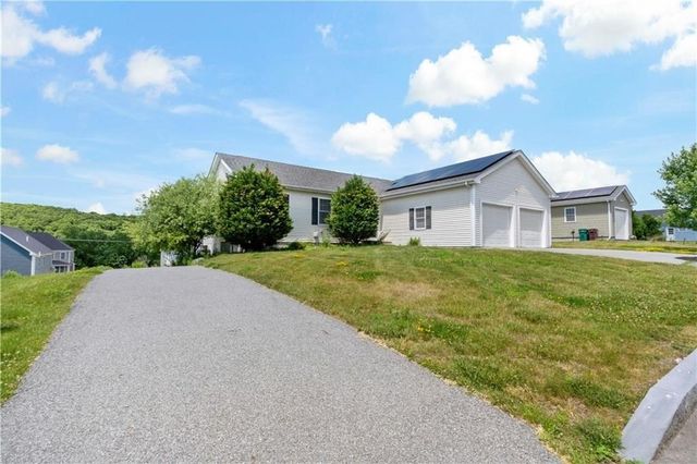 139 Danielle Dr, Woonsocket, RI 02895