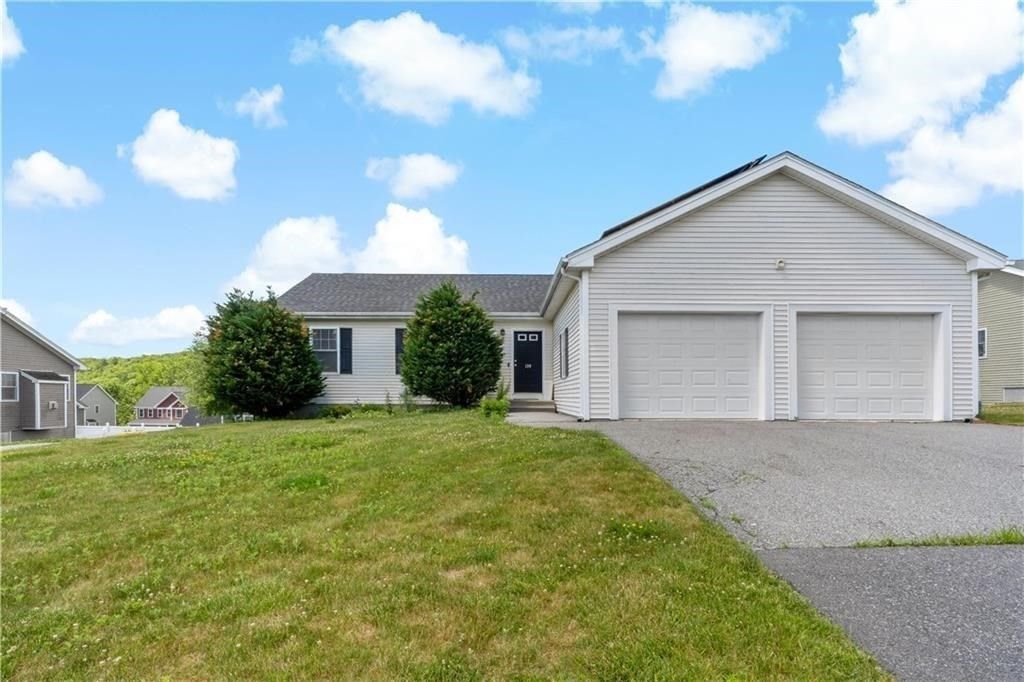 139 Danielle Dr, Woonsocket, RI 02895