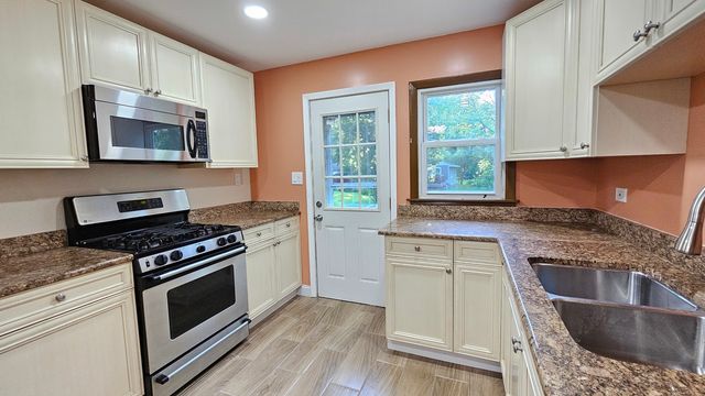 170 Hilldale Lane, Port Barrington, IL 60010