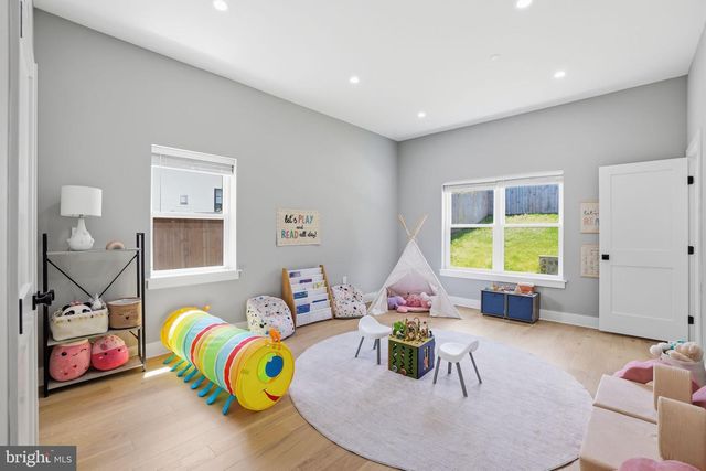 7121 W GREENVALE PKWY, Chevy Chase, MD 20815