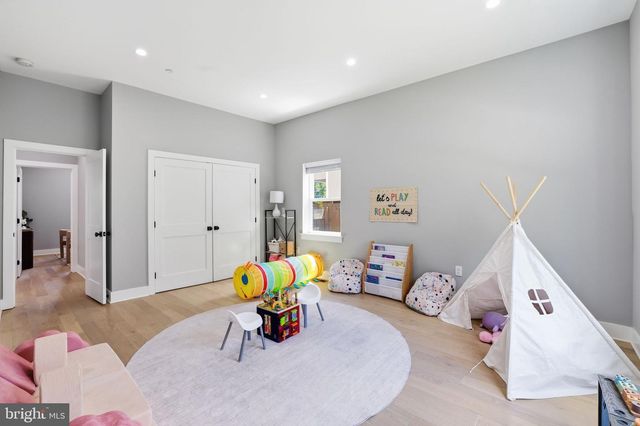 7121 W GREENVALE PKWY, Chevy Chase, MD 20815
