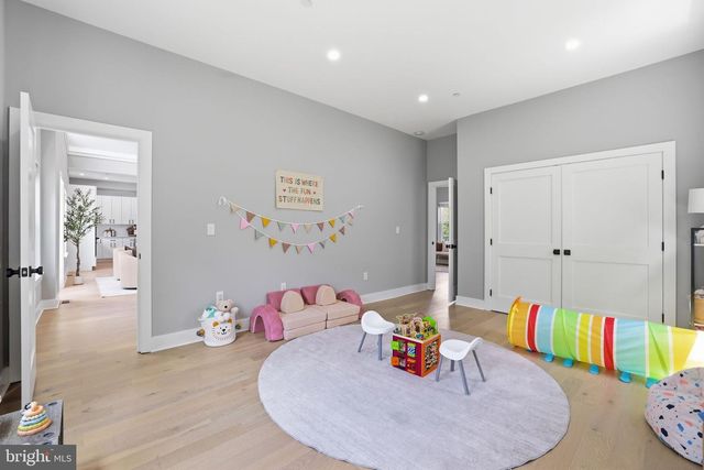 7121 W GREENVALE PKWY, Chevy Chase, MD 20815
