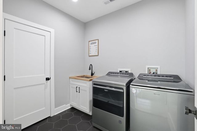 7121 W GREENVALE PKWY, Chevy Chase, MD 20815