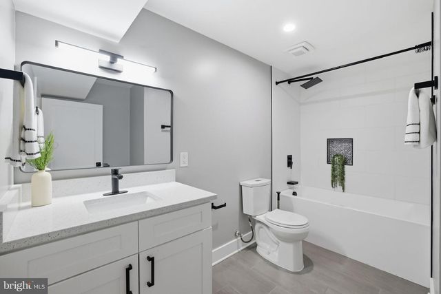 7121 W GREENVALE PKWY, Chevy Chase, MD 20815