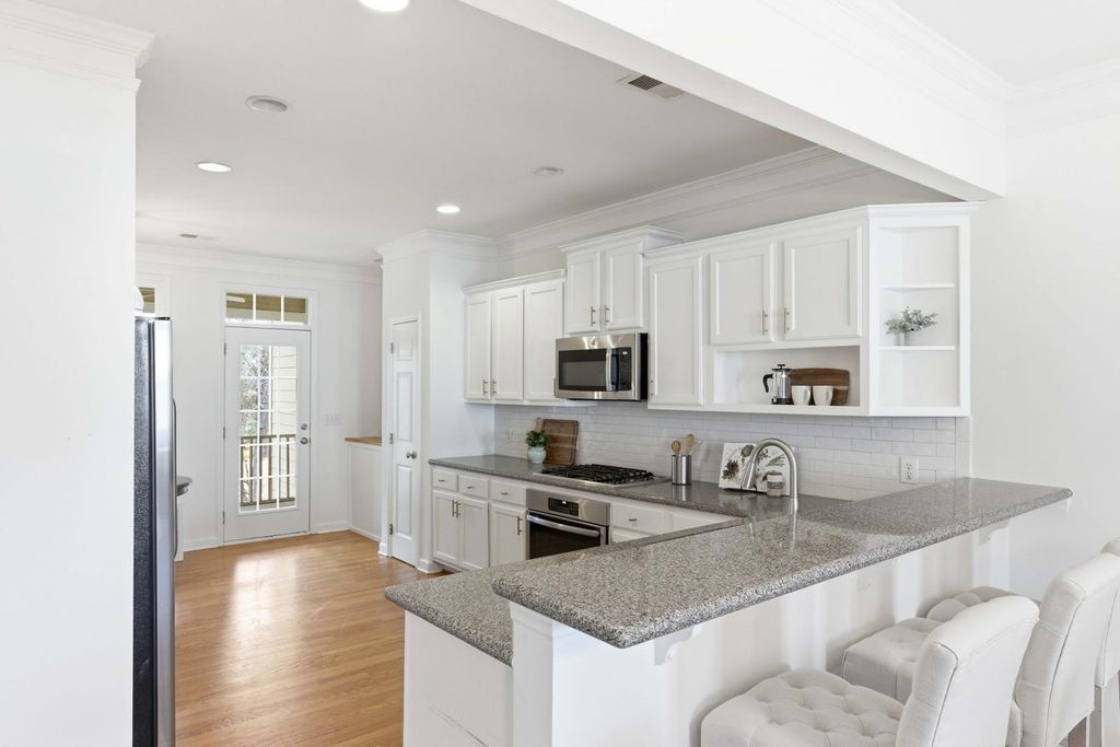 Image 17 of property listing at 124 Palm Cove Way, Mount Pleasant, SC 29466