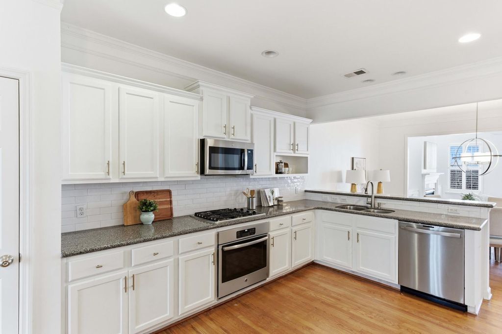 Image 21 of property listing at 124 Palm Cove Way, Mount Pleasant, SC 29466