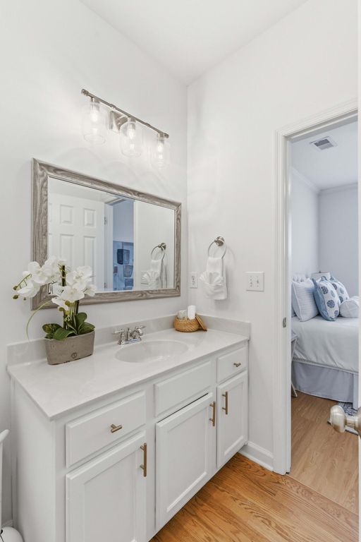 Image 30 of property listing at 124 Palm Cove Way, Mount Pleasant, SC 29466