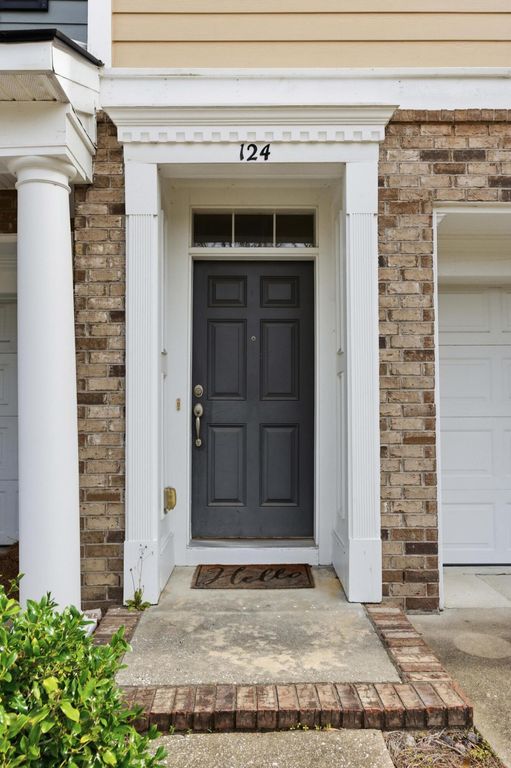 Image 7 of property listing at 124 Palm Cove Way, Mount Pleasant, SC 29466