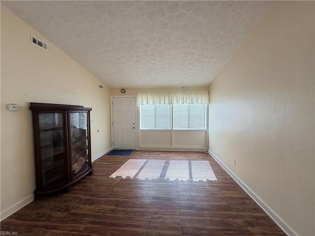 1309 Sparrow RD, Chesapeake, VA 23325