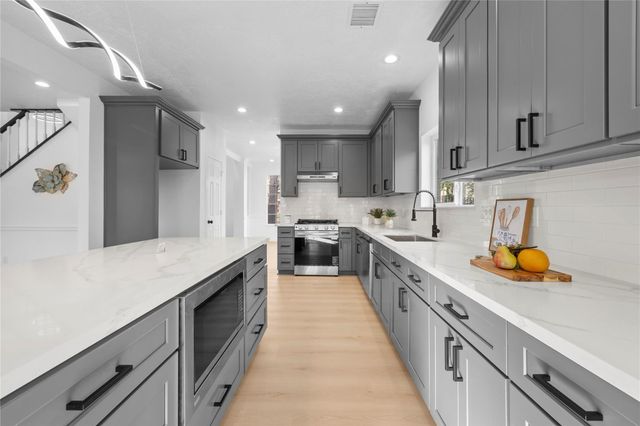 9714 Broadley Drive, Sugar Land, TX 77498