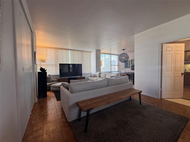 15 Greenway Plaza 10D, Houston, TX 77046