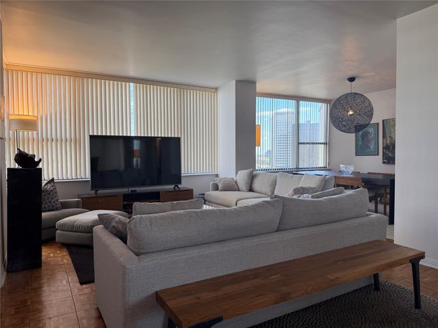 15 Greenway Plaza 10D, Houston, TX 77046