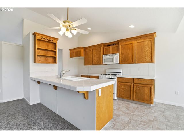 734 E 15TH Cir, La Center, WA 98629