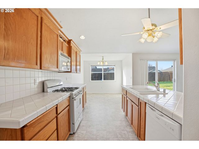 734 E 15TH Cir, La Center, WA 98629