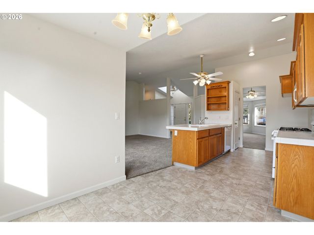 734 E 15TH Cir, La Center, WA 98629