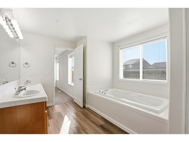 734 E 15TH Cir, La Center, WA 98629