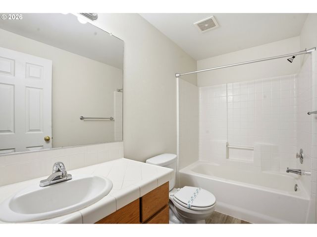 734 E 15TH Cir, La Center, WA 98629