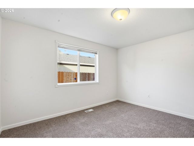 734 E 15TH Cir, La Center, WA 98629