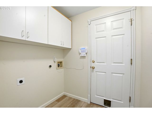 734 E 15TH Cir, La Center, WA 98629