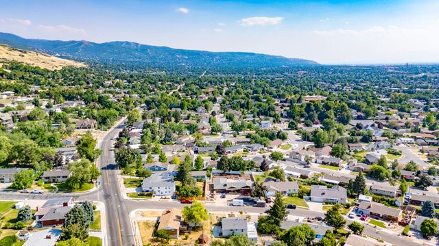 355 E 825 N, Centerville, UT 84014