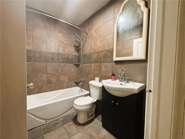 1922 Spratt Avenue, St Joseph, MO 64507